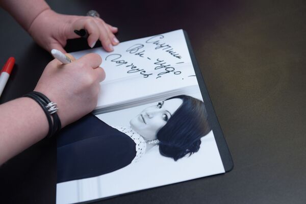 Автограф Народной артистки России и Абхазии Хиблы Герзмава - Sputnik Молдова