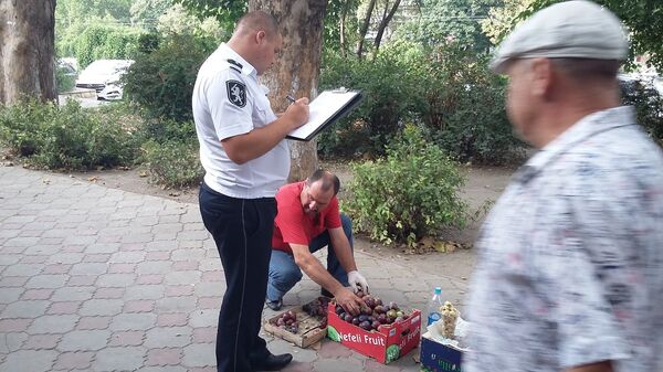 Un cetățean al Republicii Moldova este documentat pentru practicarea comerțului în stradă fără autorizație/02.08.2016 Un cetățean al Republicii Moldova este documentat pentru practicarea comerțului în stradă fără autorizație/02.08.2016 - Sputnik Moldova