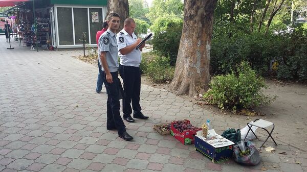 Un cetățean al Republicii Moldova este documentat pentru practicarea comerțului în stradă fără autorizație/02.08.2016 Un cetățean al Republicii Moldova este documentat pentru practicarea comerțului în stradă fără autorizație/02.08.2016 - Sputnik Moldova