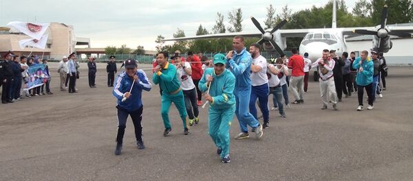Казахстанцы протащили самолет Ан-26 по взлетной полосе в поддержку олимпийцев - Sputnik Молдова