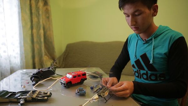 Кыргызстанский школьник делает роботов из детских игрушек - Sputnik Молдова