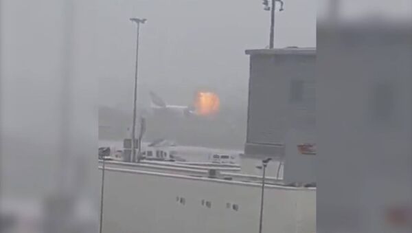 Момент взрыва в самолете при приземлении в аэропорту Дубая - Sputnik Молдова