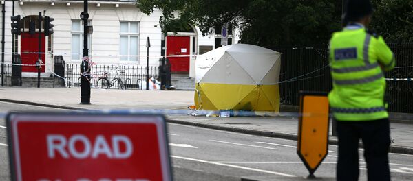 Полицейские стоят возле палатки судебно-медицинской экспертизы после нападение с ножом на Рассел-сквер в Лондоне - Sputnik Молдова
