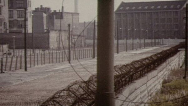 Берлинская стена, на тридцать лет разделившая немецкий народ. Архив - Sputnik Молдова