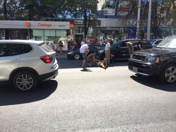 Cetățean lovit de o mașină în centrul Chișinăului, pe strada Ștefan cel Mare, vizavi de clădirea Moldtelecom Cetățean lovit de o mașină în centrul Chișinăului, pe strada Ștefan cel Mare, vizavi de clădirea Moldtelecom - Sputnik Moldova