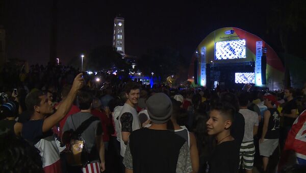 Люди на площади в Рио-де-Жанейро на большом экране смотрели открытие Олимпиады - Sputnik Молдова