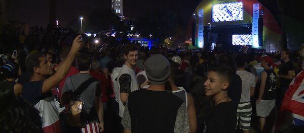 Люди на площади в Рио-де-Жанейро на большом экране смотрели открытие Олимпиады - Sputnik Молдова