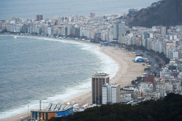 Un loc special la Rio de Janeiro este plaja Copacabana. Aici se adună zilnic mii de oameni. Se consideră că anume pe această plajă în 1948 fetele au ieșit pentru prima dată în bikini. - Sputnik Moldova