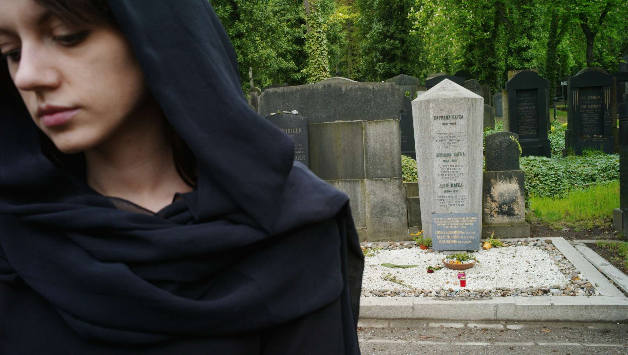 Траур сколько человек. Кладбище женщин. Девушка на кладбище. Женщина в трауре. Женщина в черном платке.
