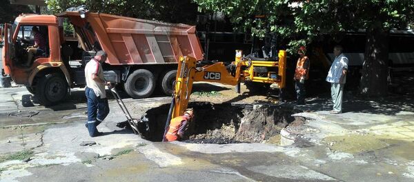 Обвал асфальта на перекрестке улиц Чуфли и 31 Августа 1989 года в Кишиневе - Sputnik Moldova