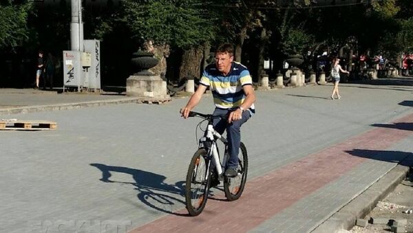 Дорин Киртоакэ тестирует новую велосипедную дорожку на центральной площади Кишинева - Sputnik Молдова