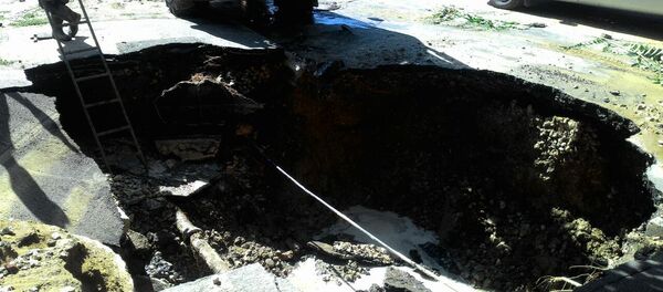 O bucată de asfalt de pe o stradă din centrul Chişinăului s-a surpat, creând un adevărat pericol pentru pietoni şi conducătorii auto. - Sputnik Молдова