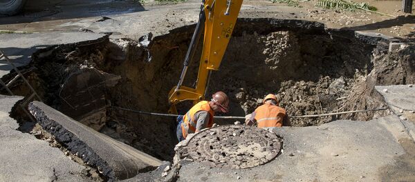 Обвал асфальта на перекрестке улиц Чуфли и 31 Августа 1989 года в Кишиневе - Sputnik Молдова