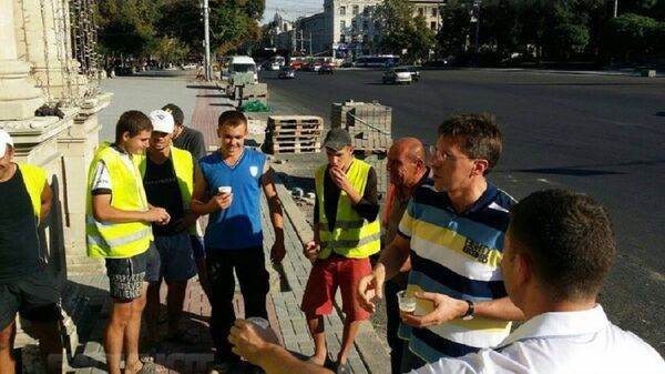 Dorin Chirtoacă își sărbătorește ziua de naștere cu muncitorii din PMAN Dorin Chirtoacă își sărbătorește ziua de naștere cu muncitorii din PMAN - Sputnik Moldova