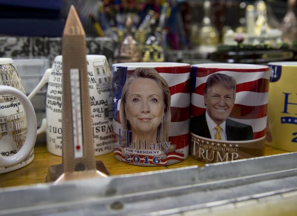 Кружки для кофе с изображениями Клинтона и Трампа Кружки для кофе с изображениями Клинтона и Трампа - Sputnik Молдова