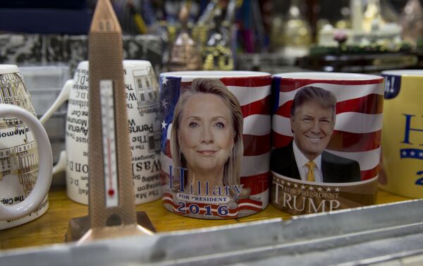 Кружки для кофе с изображениями Клинтона и Трампа - Sputnik Молдова
