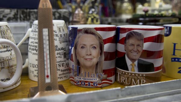 Кружки для кофе с изображениями Клинтона и Трампа - Sputnik Молдова