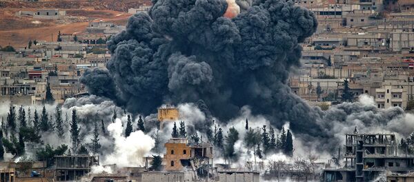 Последствия авиаудара сил коалиции США в сирийском городе Кобани на сирийско-турецкой границе. Архивное фото - Sputnik Молдова