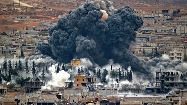 Последствия авиаудара сил коалиции США в сирийском городе Кобани на сирийско-турецкой границе. Архивное фото - Sputnik Moldova