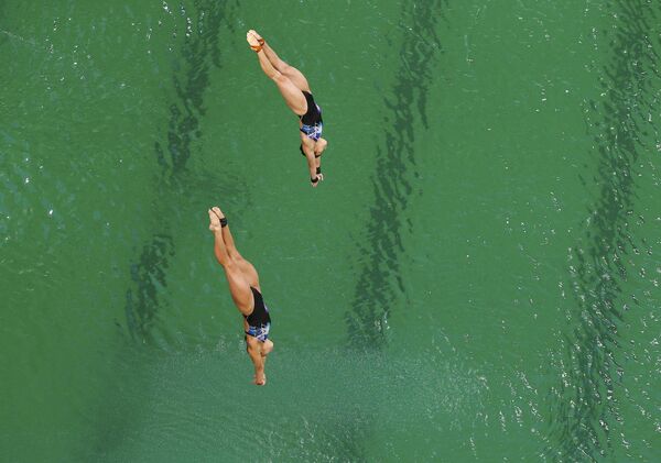 Прыжки в воду 10 м, синхронный трамплин. Малазийские спортсменки Чонг Юн Хун и Панделела Ринонг - Sputnik Молдова