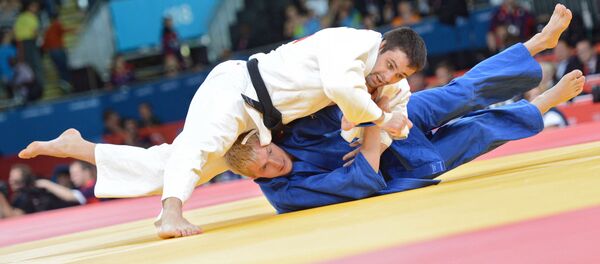 Российский спортсмен Кирилл Денисов (в белом кимоно) и борец из Молдовы Иван Ремаренко - Sputnik Молдова