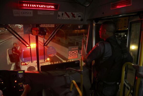 Autobuzul a fost atacat în timp ce se deplasa pe șoseaua care face legătura dintre locul desfăşurării competițiilor la baschet și Parcul olimpic. - Sputnik Moldova