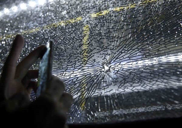 У автобуса были разбиты стекла. - Sputnik Moldova-România