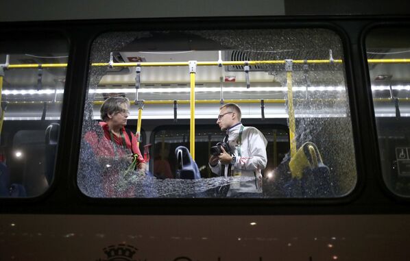 Autobuzul cu jurnaliști, în care s-a tras la Rio de Janeiro. - Sputnik Moldova