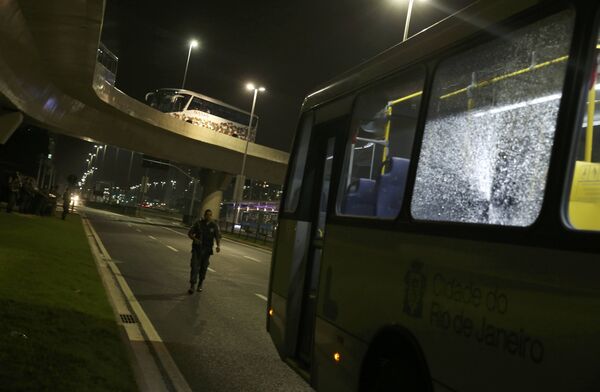 Автобус с журналистами, обстрелянный в олимпийском Рио-де-Жанейро. - Sputnik Moldova-România