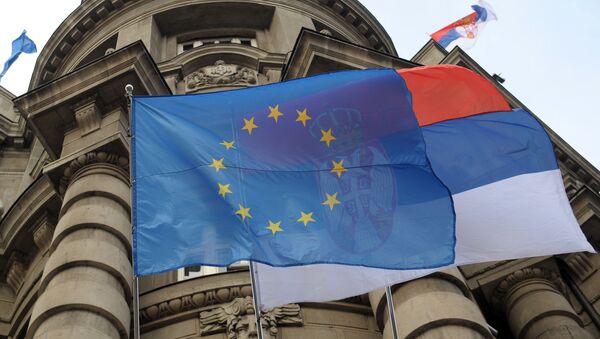 EU:s och Serbiens flaggor i Belgrad - Sputnik Moldova-România