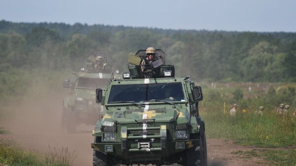 Украинские военные на бронеавтомобилях КРАЗ - Sputnik Moldova-România
