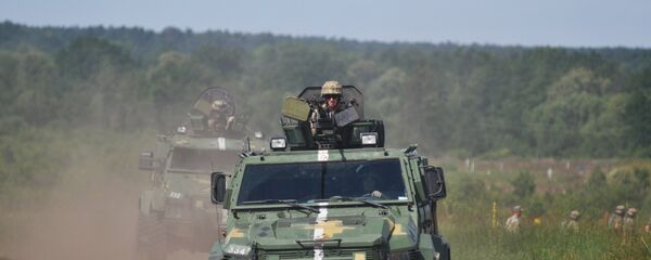 Украинские военные на бронеавтомобилях КРАЗ - Sputnik Moldova