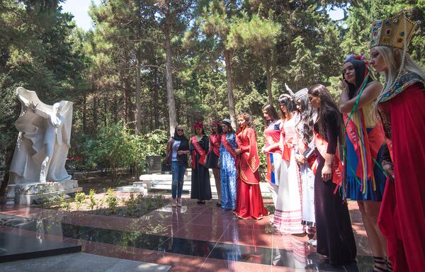Участницы конкурса Miss Union-2016 возложили цветы к могиле Гейдара Алиева - Sputnik Молдова
