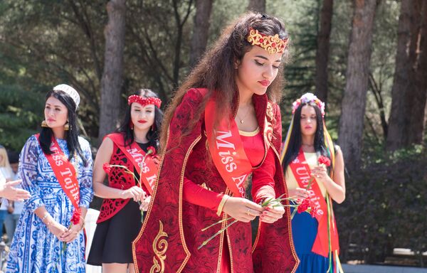 Участницы конкурса Miss Union-2016 возложили цветы к могиле Гейдара Алиева - Sputnik Молдова