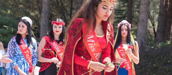 Участницы конкурса Miss Union-2016 возложили цветы к могиле Гейдара Алиева Участницы конкурса Miss Union-2016 возложили цветы к могиле Гейдара Алиева - Sputnik Молдова
