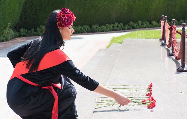 Конкурсантка из Молдовы - Марина Охрименко возложила цветы к могиле Гейдара Алиева - Sputnik Молдова