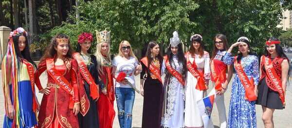 Участницы конкурса Miss Union-2016 возложили цветы к могиле Гейдара Алиева - Sputnik Молдова