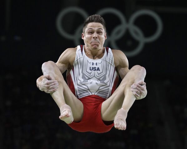 Спортсмен из США Крис Брукс выполняет упражнение во время финала по художественной гимнастике среди мужчин на XXXI летних Олимпийских играх в Рио-де-Жанейро - Sputnik Молдова