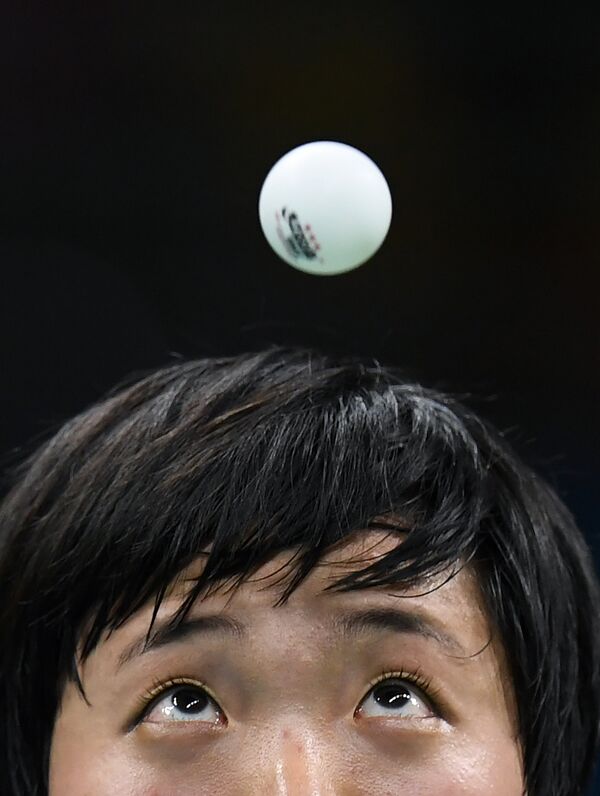 Ochii sportivei Kim Sun-A din Coreea de Nord în timpul meciului de tenis de masă contra japonezei Ai Fucuhara. - Sputnik Moldova
