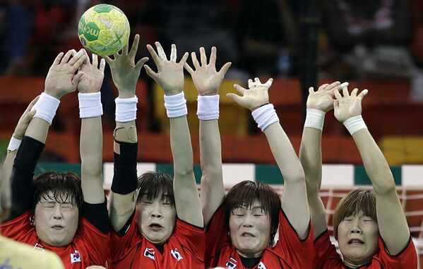 Voleibaliștii sud-coreeni fac bloc în timpul meciului cu Suedia în meciul preliminar la handbal femei. - Sputnik Moldova