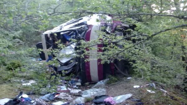 Рейсовый автобус упал в обрыв в Крыму. Кадры с места ДТП - Sputnik Молдова