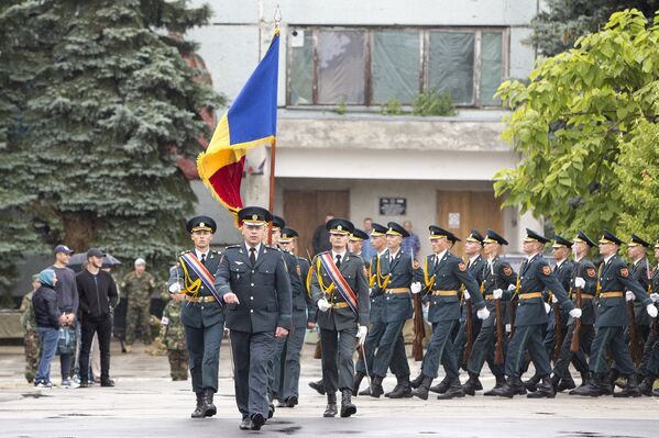 Выносят знамя Республики Молдова. - Sputnik Молдова