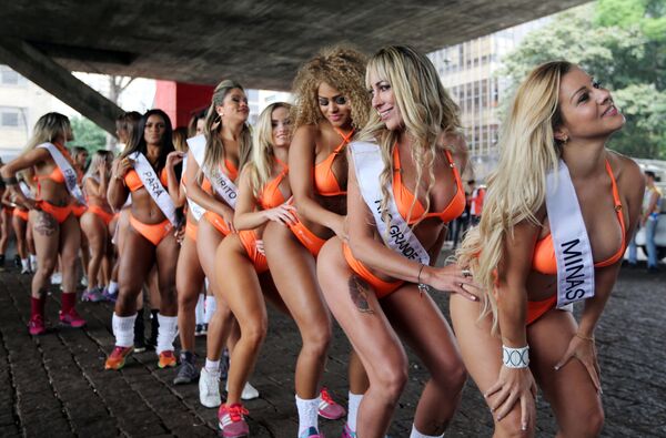 Miss BumBum Brazil 2016 pageant contestants pose at Paulista Avenue in Sao Paulo's financial centre, Brazil - Sputnik Moldova-România