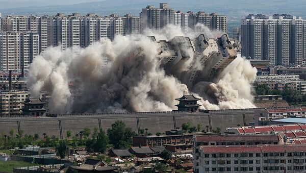 Demolarea unei clădiri printr-o serie de explozii controlate, China - Sputnik Moldova
