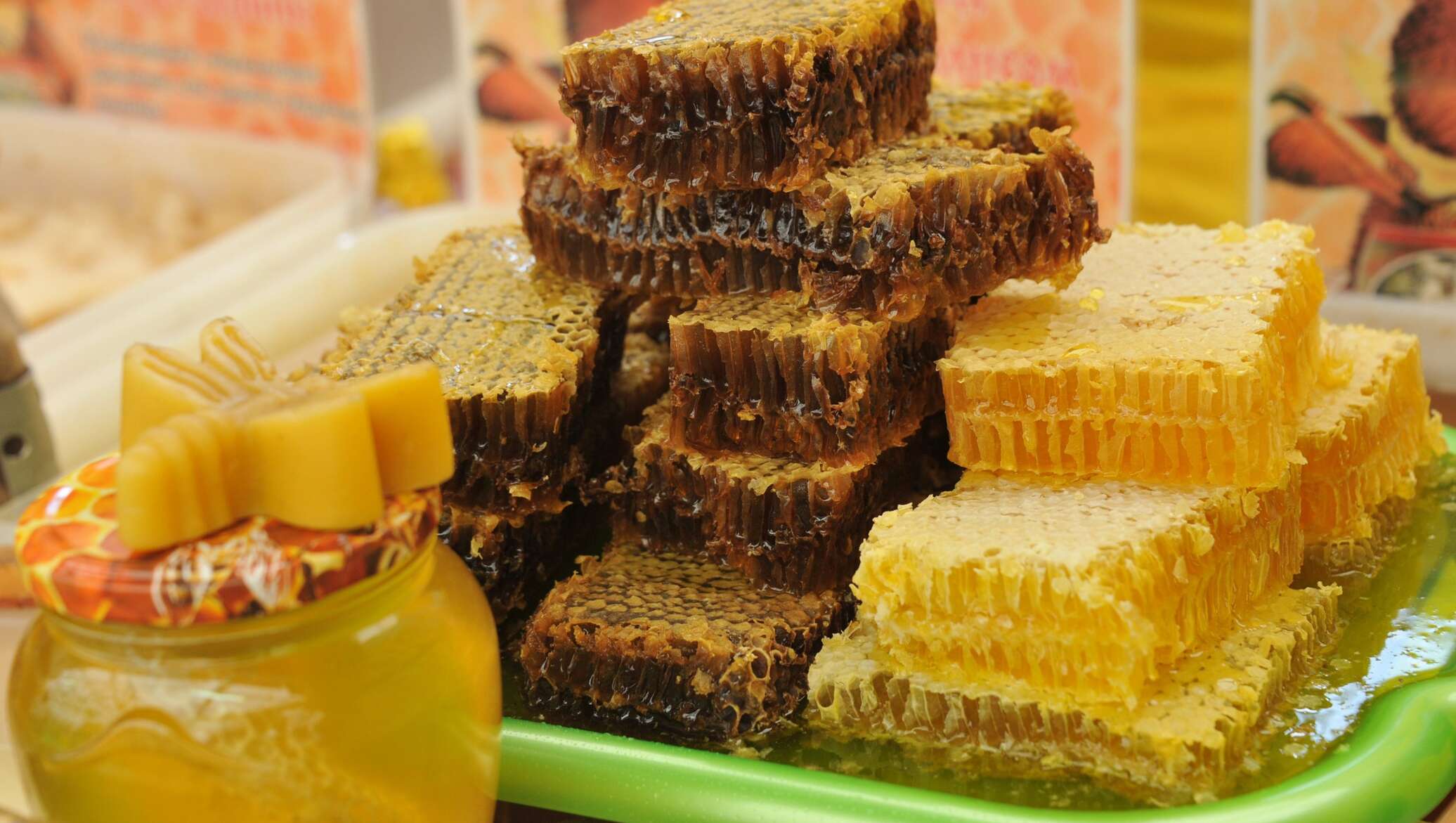 Магазин продуктов пчеловодства. Мёд в сотах. Соты меда. Медовый спас. Пчелопродукты сладости.