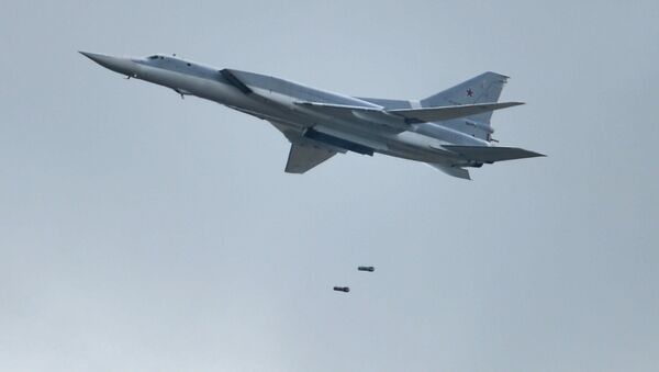 Bombardierul rusesc Tu-22MZ atacă obiectele inamicului - Sputnik Moldova