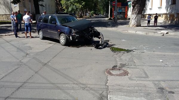 Accident în Chișinău, 14.08.2016. Un automobil Toyota Camry nu a cedat trecerea unui automobil Volkswagen Polo Accident în Chișinău, 14.08.2016. Un automobil Toyota Camry nu a cedat trecerea unui automobil Volkswagen Polo - Sputnik Moldova