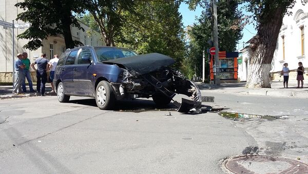 Accident în Chișinău, 14.08.2016. Un automobil Toyota Camry nu a cedat trecerea unui automobil Volkswagen Polo - Sputnik Moldova