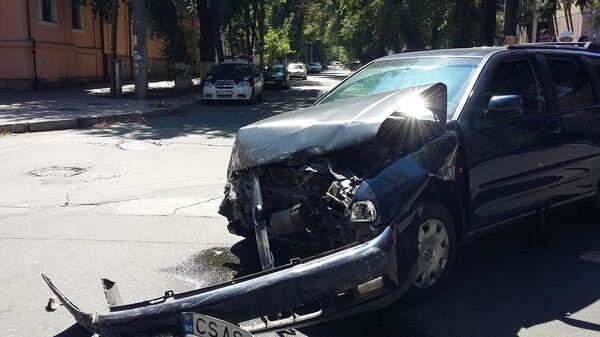 Accident în Chișinău, 14.08.2016. Un automobil Toyota Camry nu a cedat trecerea unui automobil Volkswagen Polo Accident în Chișinău, 14.08.2016. Un automobil Toyota Camry nu a cedat trecerea unui automobil Volkswagen Polo - Sputnik Moldova