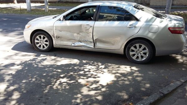Accident în Chișinău, 14.08.2016. Un automobil Toyota Camry nu a cedat trecerea unui automobil Volkswagen Polo Accident în Chișinău, 14.08.2016. Un automobil Toyota Camry nu a cedat trecerea unui automobil Volkswagen Polo - Sputnik Moldova